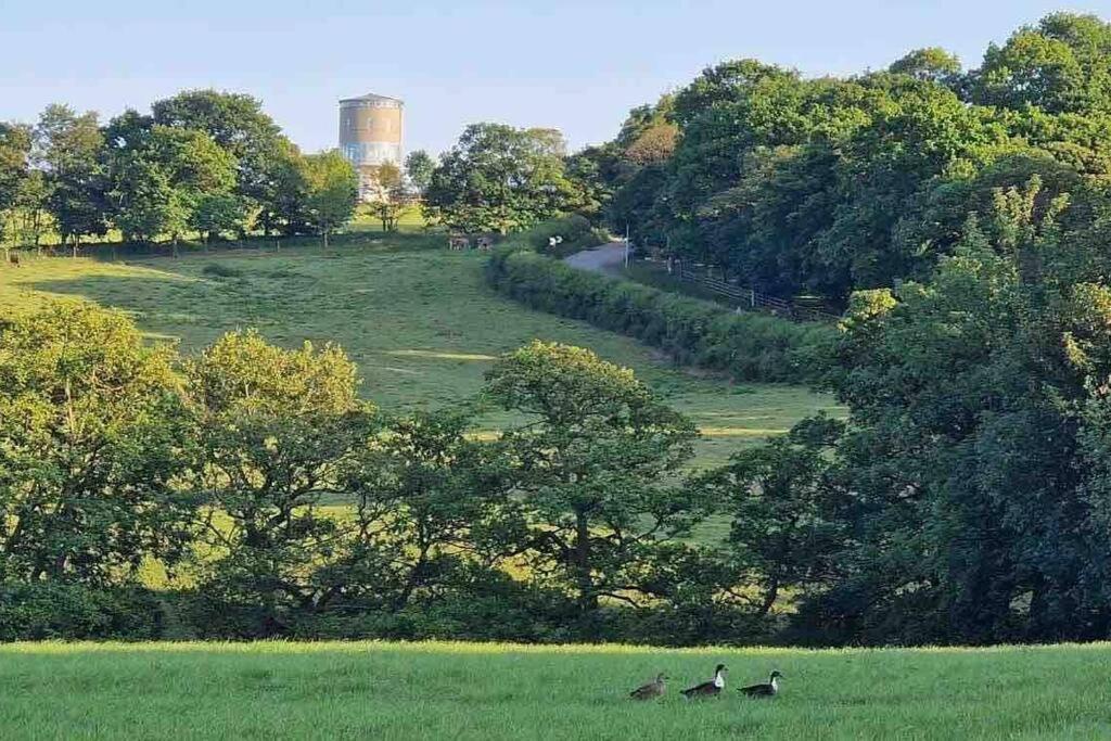 Villa Luxury Converted Water Tower In Flockton Emley Exterior foto